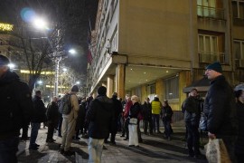 Blokiran centar Beograda: Učesnici protesta razvalili vrata Skupštine ...