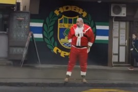 Miki Đuričić šeta ulicom obučen kao Djeda Mraz (VIDEO)