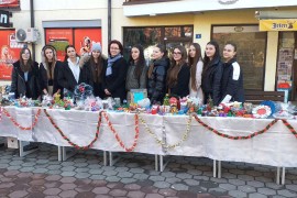 Srednjoškolci na humanitarnom bazaru prikupili 980 KM za novogodišnje ...