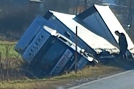 Kamion sletio s puta, završio u jarku