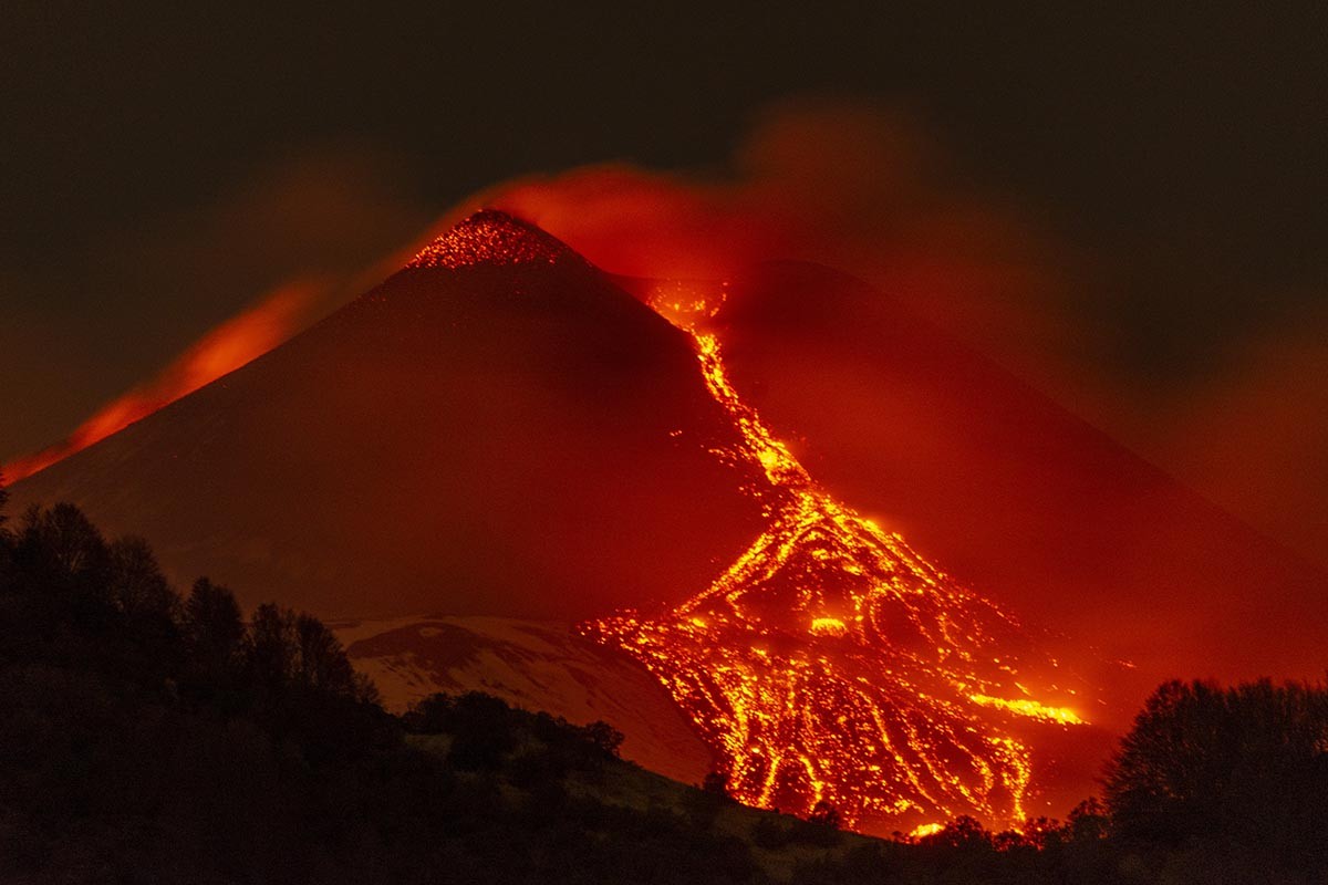 Snažna erupcija Etne ponovo obasjala nebo iznad Sicilije