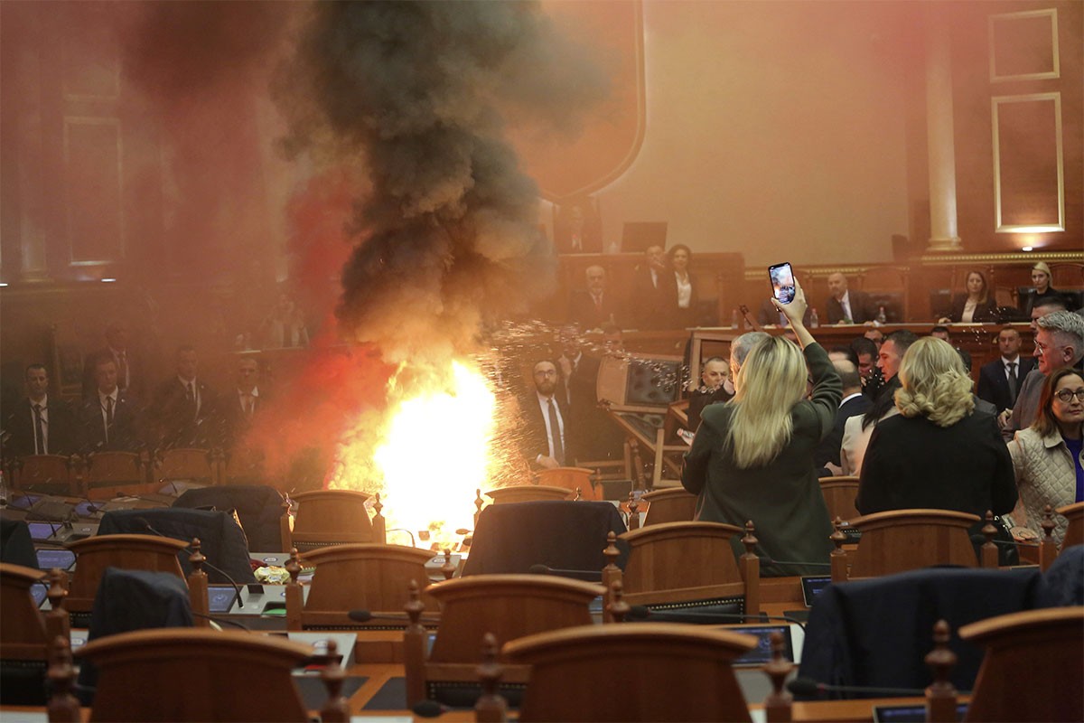 Ponovo incidenti u Tirani, poslanik htio da zapali parlament