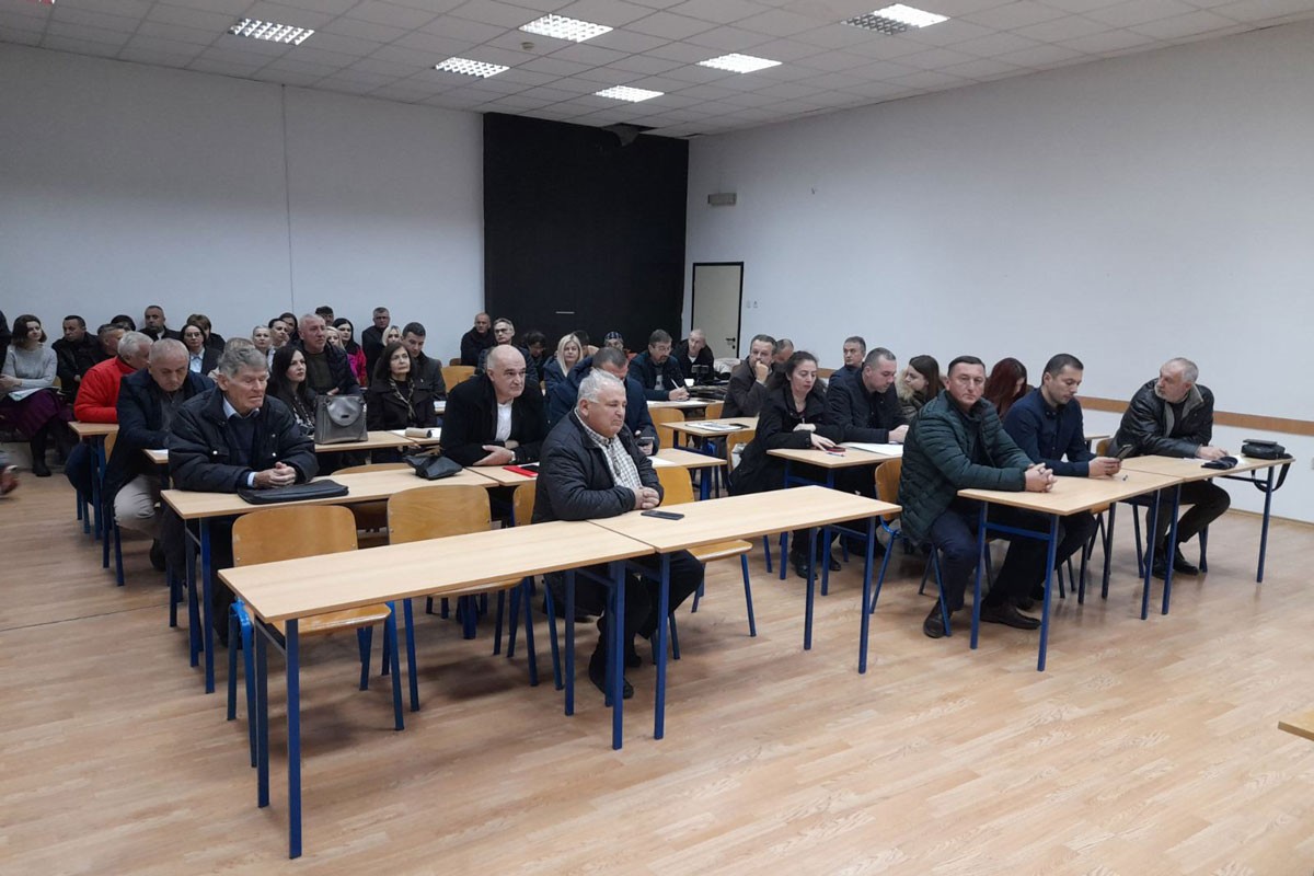 Budžetski korisnici ispunili salu, samo rijetki i progovorili