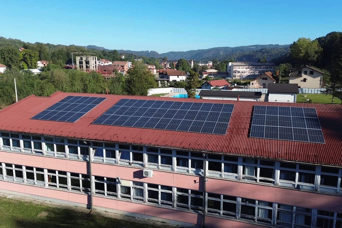 Počela s radom prva “prozjumer” solarna elektrana u BiH