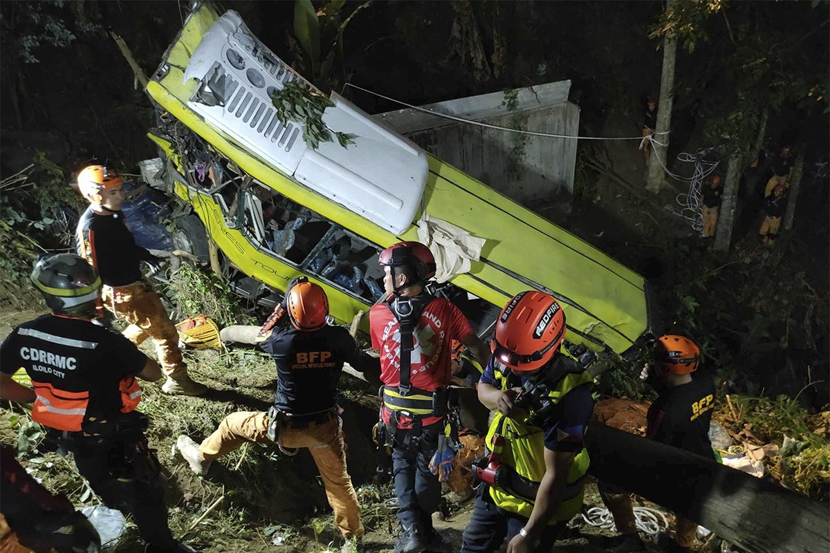 Autobus sletio u provaliju na Filipinima, najmanje 16 ljudi poginulo