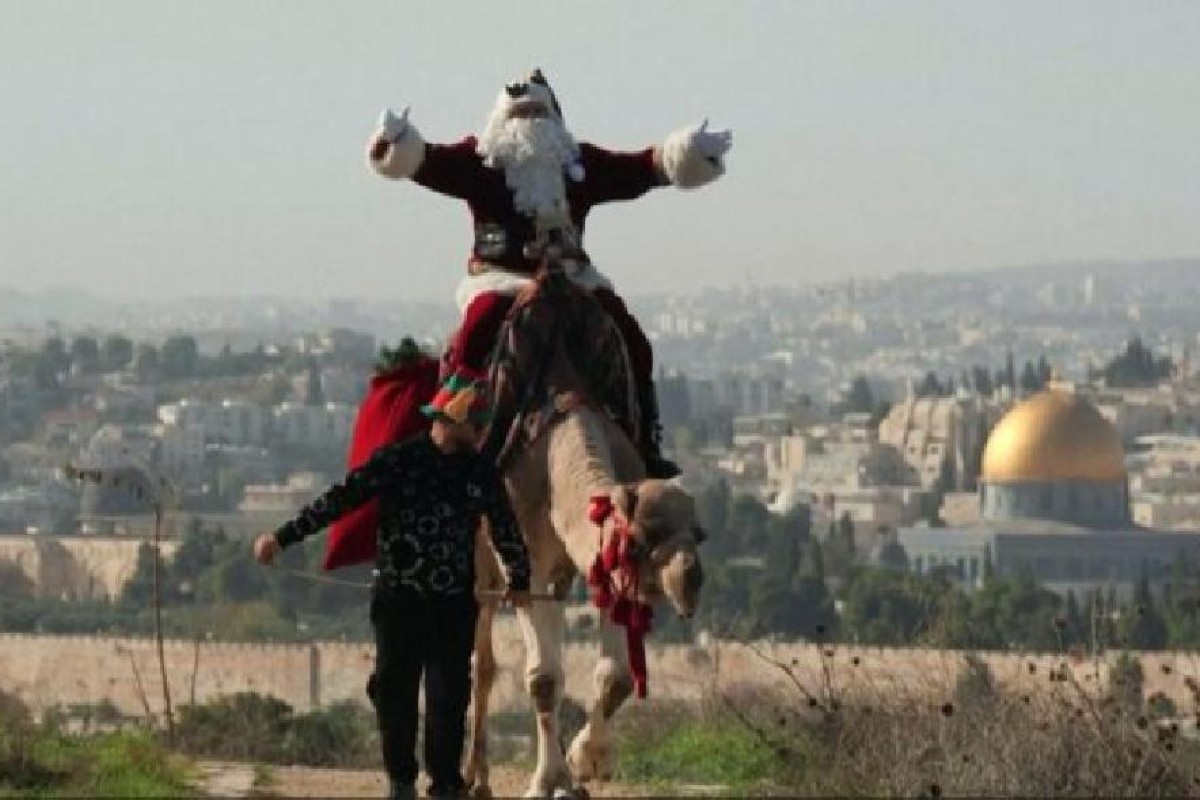 Djed Mraz na kamili donio poruku mira u Jerusalim