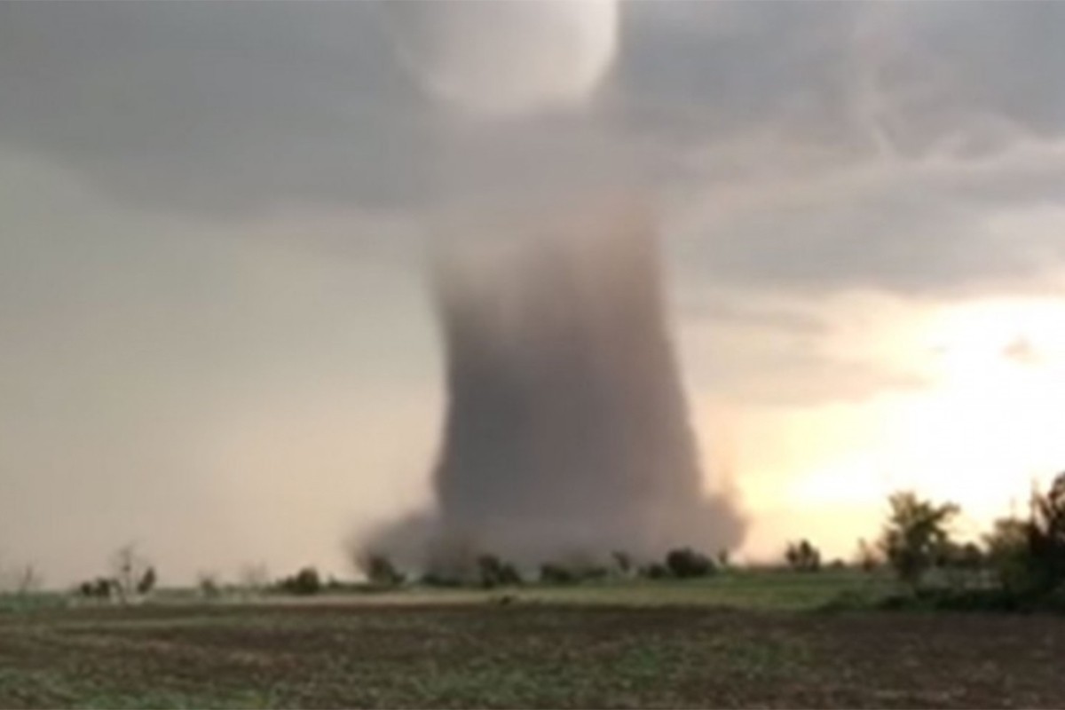 Tornado uništio kuće i automobile