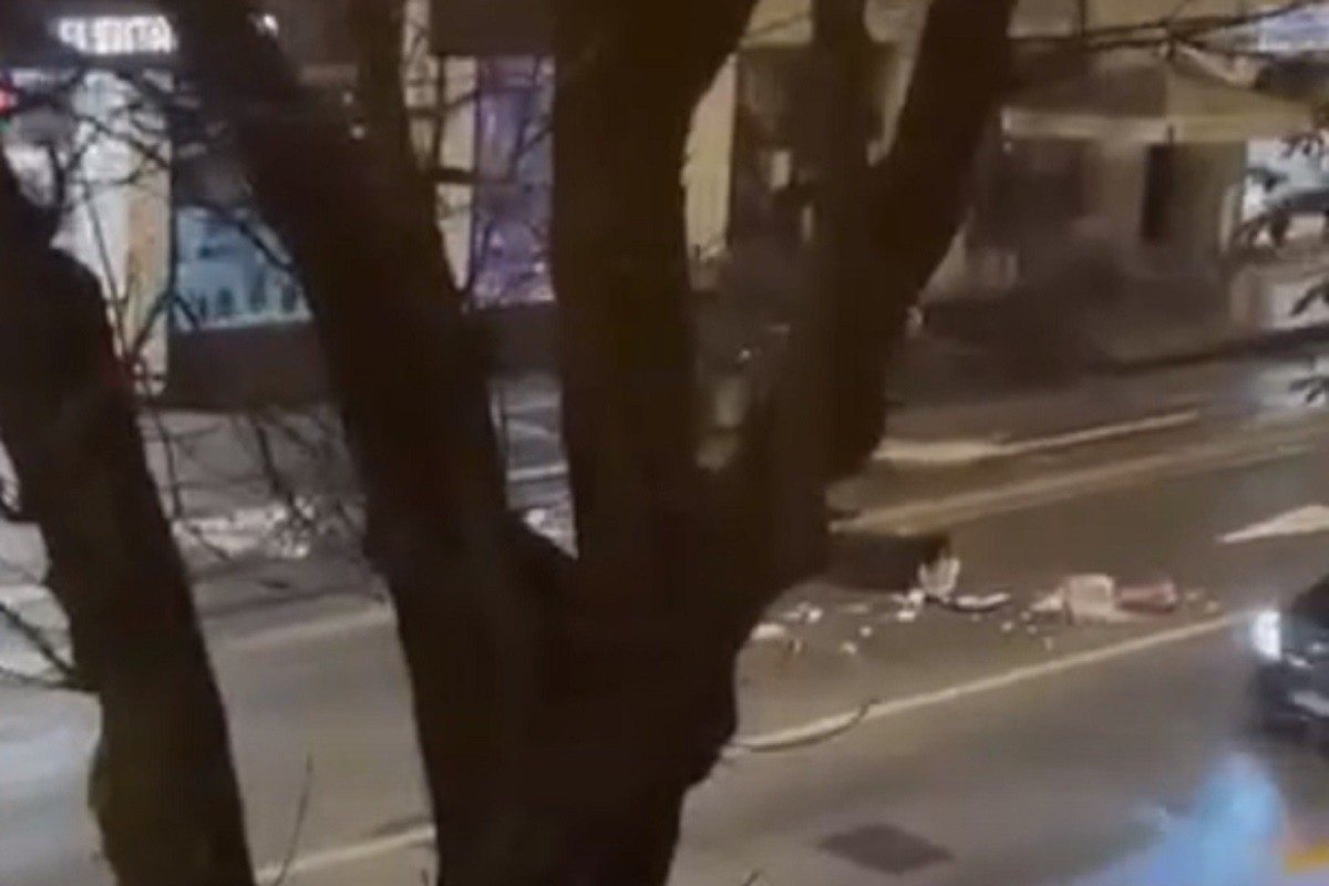 Haos u Zagrebu: Šutirali kante, udarali auta, zaustavljali tramvaj (VIDEO)
