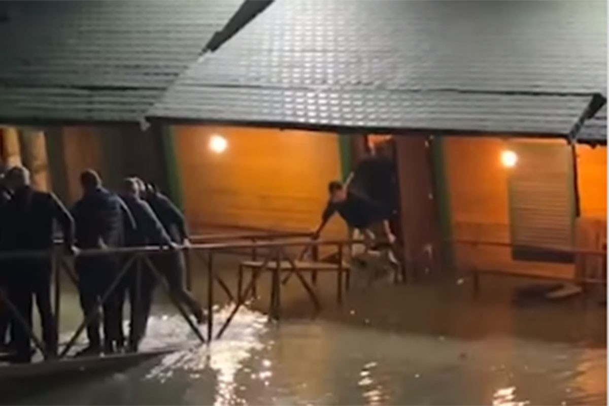 Potonuo "Boem": Voda prodrla u splav (VIDEO)