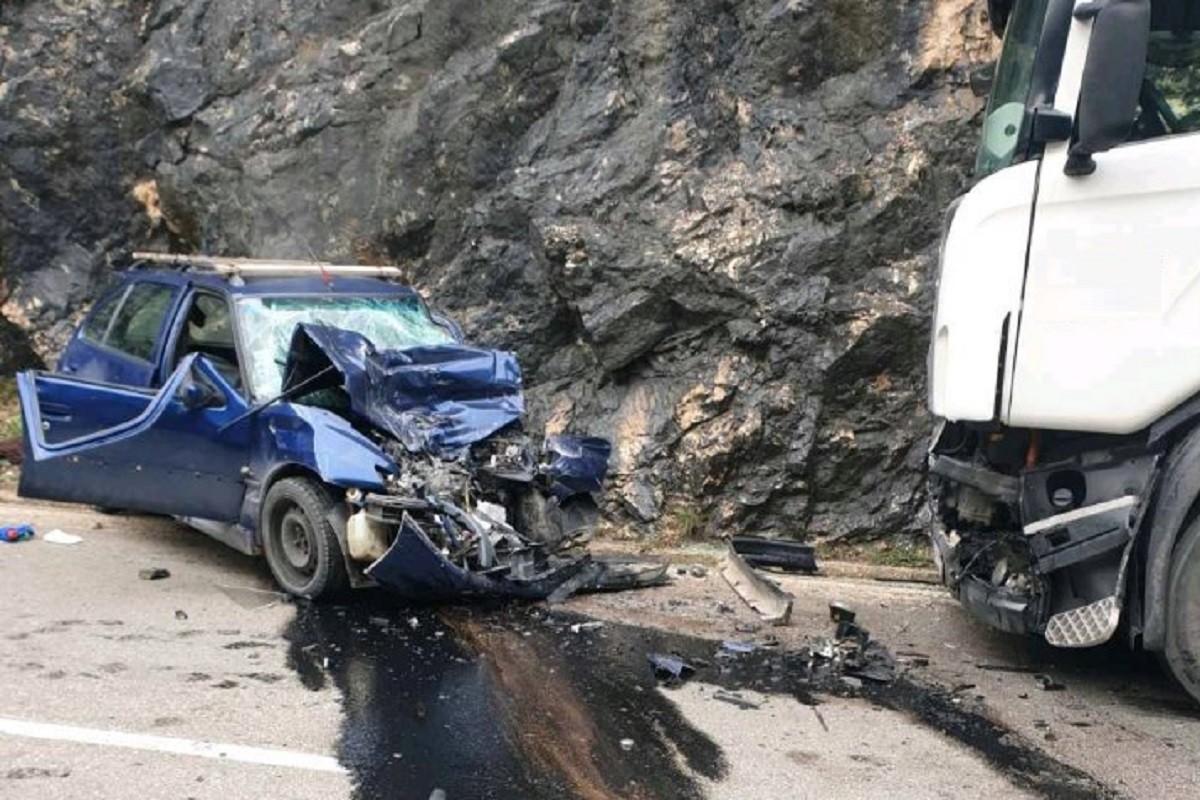 Teška saobraćajka u Crnoj rijeci, sudarili se kamion i auto