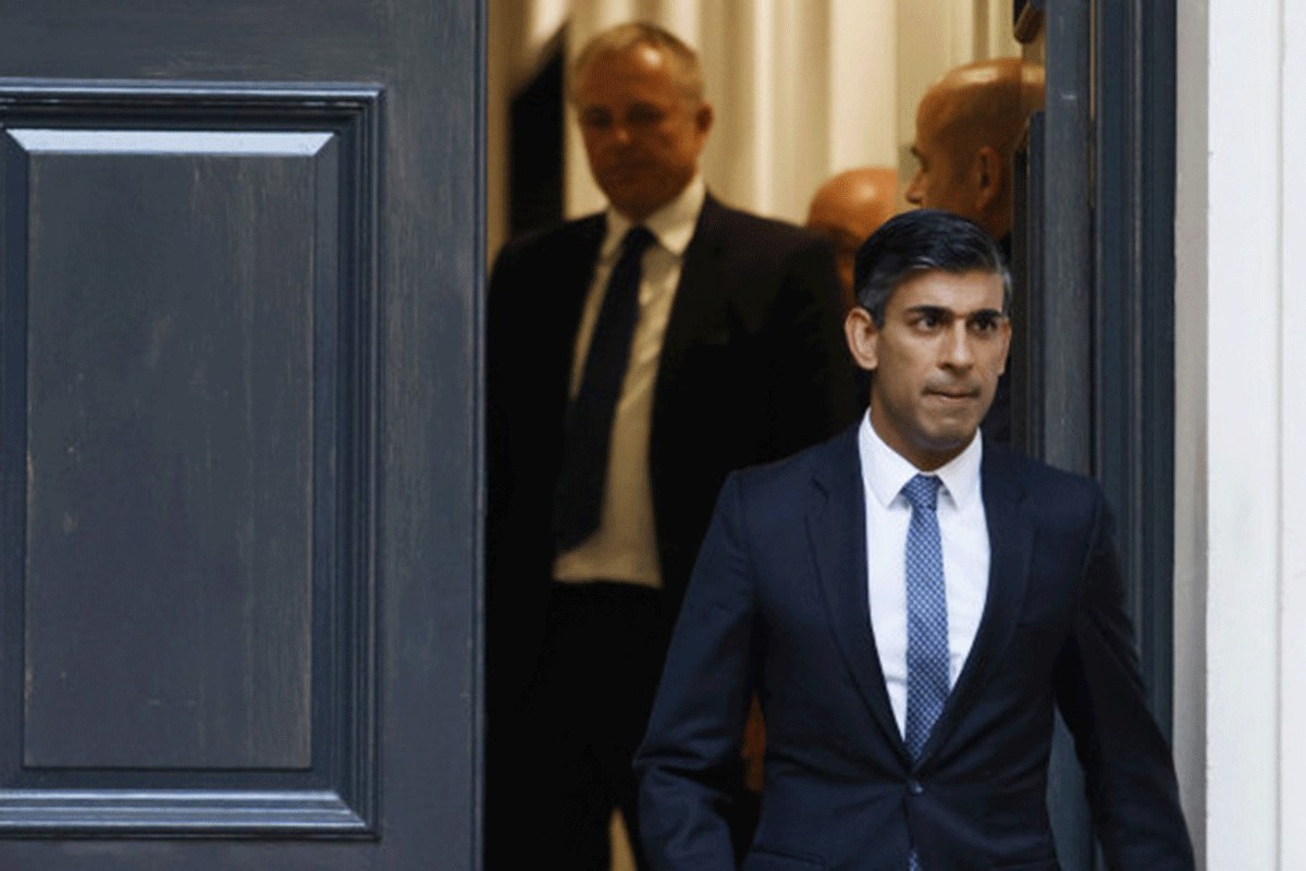 ​Sunakova fotelja na staklenim nogama