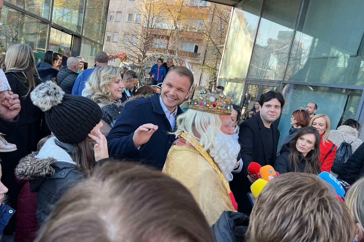 Sveti Nikola stigao u kočiji i obradovao najmlađe Banjalučane (VIDEO)