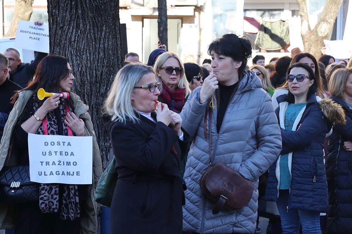 Prosvjetari i službenici štrajkom traže veću platu, policija odustala od protesta