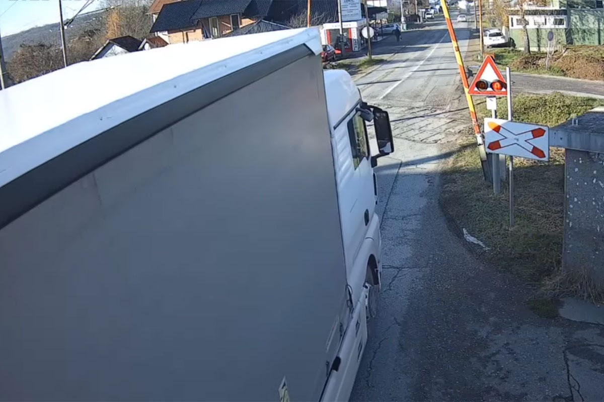 Kamiondžija polomio rampu na željezničkoj pruzi (VIDEO)