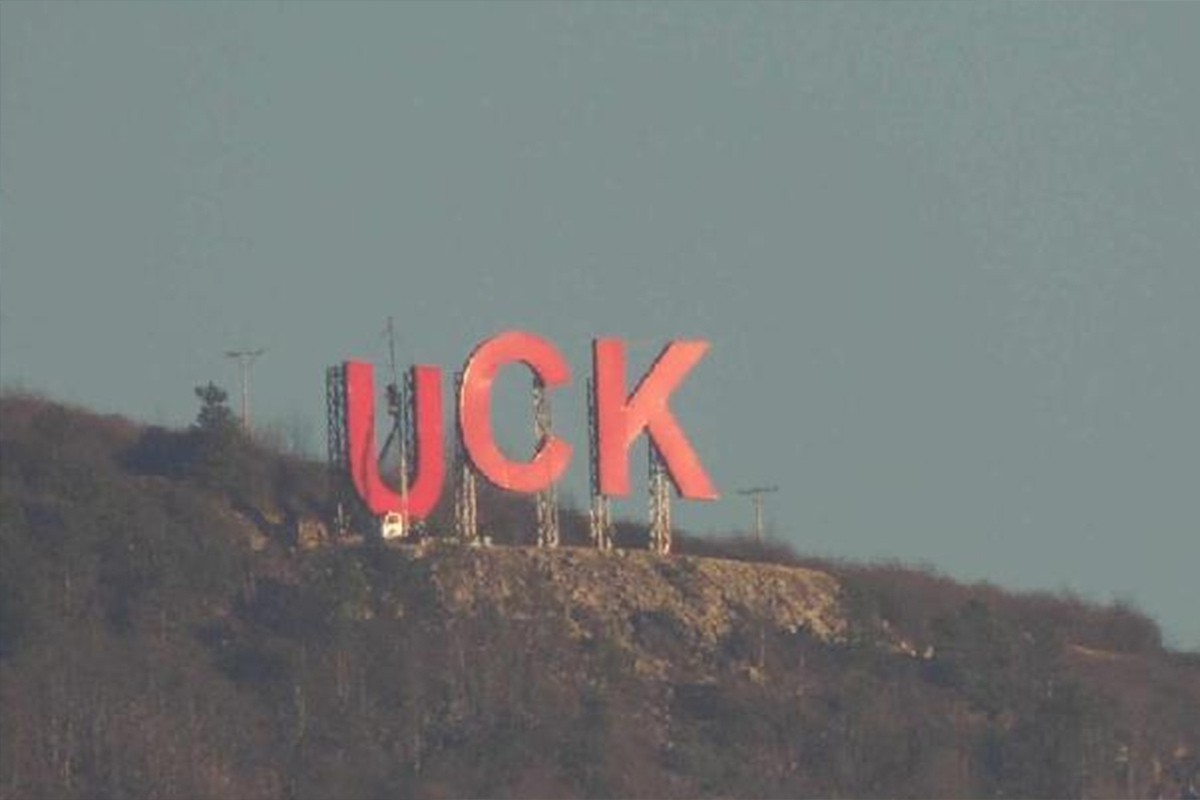 Iznad Kosovske Mitrovice osvanuo znak "UČK"
