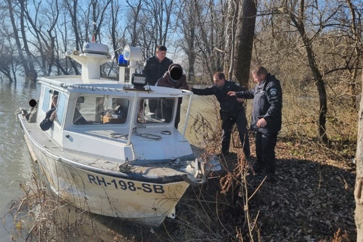 Dramatična akcija  na nabujaloj Savi: Policajci spasili 21 migranta (VIDEO)