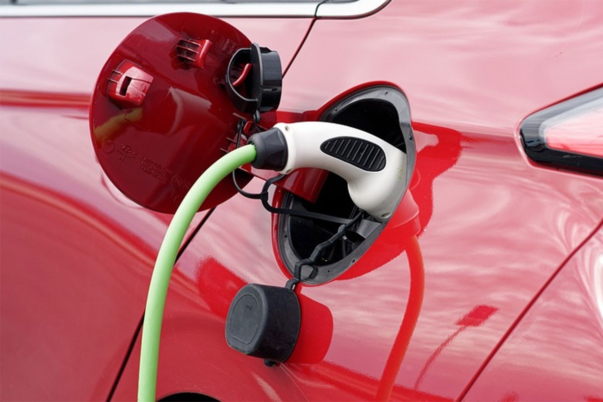 Dobio otkaz jer je na poslu punio svoj električni golf