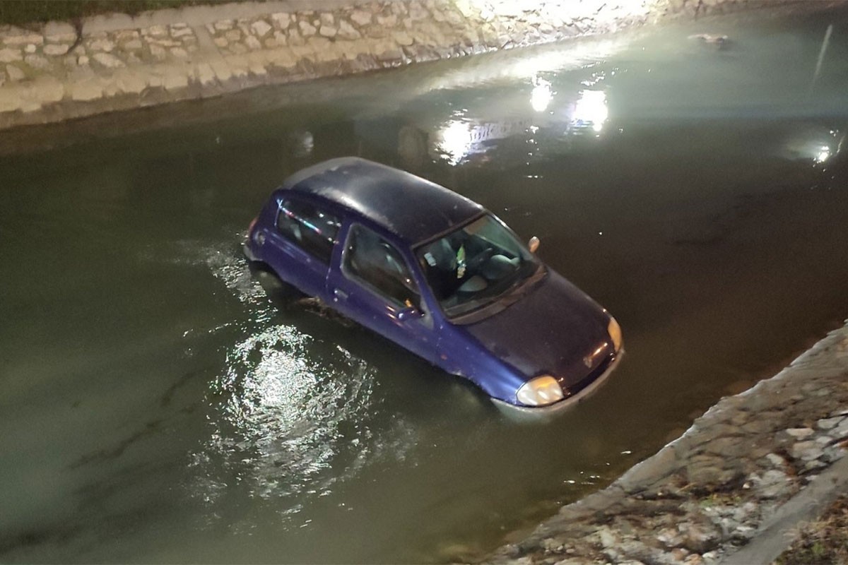 Autom sletio u kanal