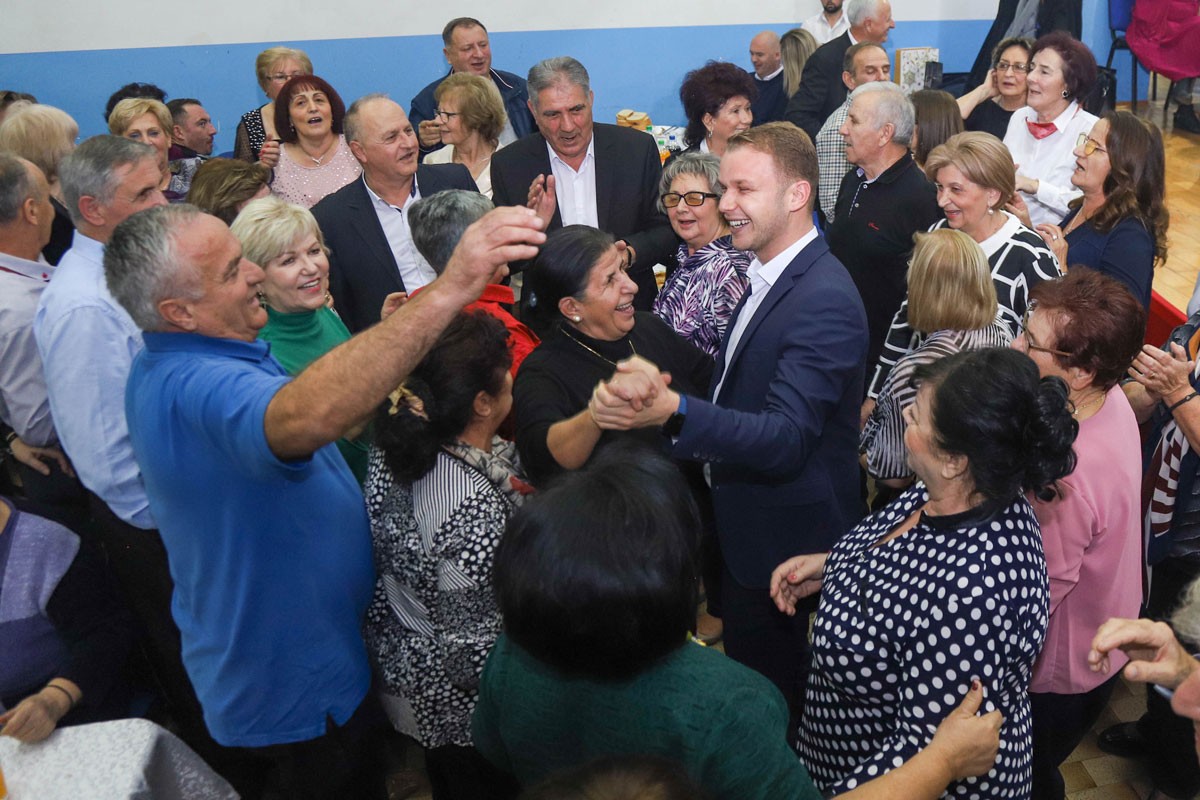 Stanivuković se družio sa penzionerima, obradovao ih lijepim vijestima