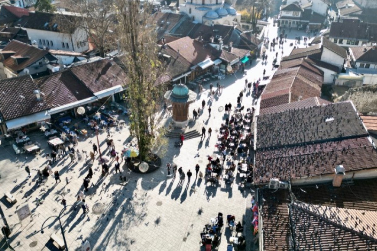 Snimci iz vazduha: Sarajevo "prodisalo", brojni turisti na Baščaršiji