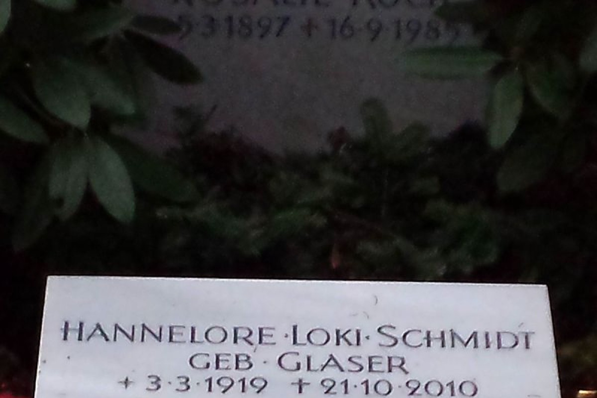 Oskrnavljen grob Helmuta Šmita