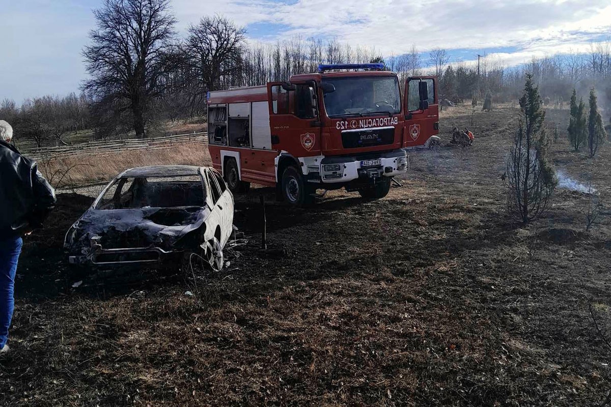 Izgorjela dva automobila, vatra se proširila sa suve trave