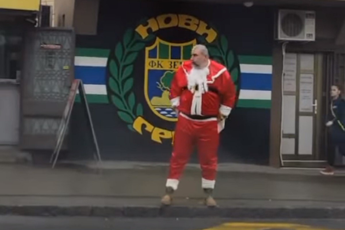 Miki Đuričić šeta ulicom obučen kao Djeda Mraz (VIDEO)