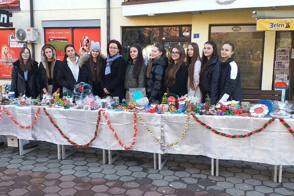 Srednjoškolci na humanitarnom bazaru prikupili 980 KM za novogodišnje paketiće