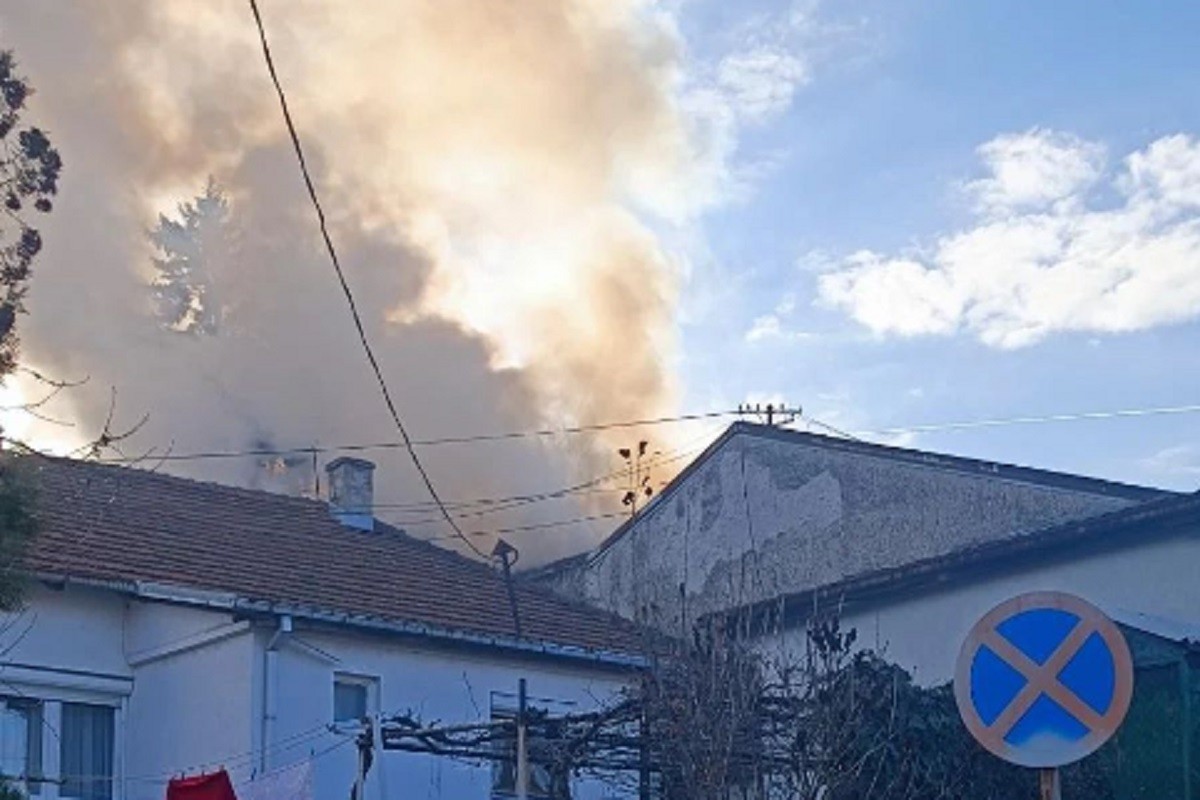 Gori zgrada u Beogradu (FOTO)