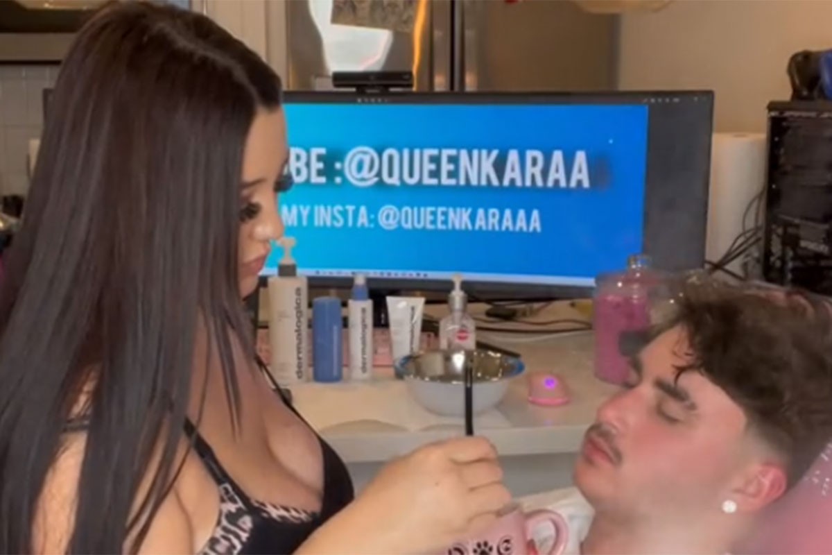 Šiša mušterije sjedeći im u krilu u erotskom vešu (VIDEO)