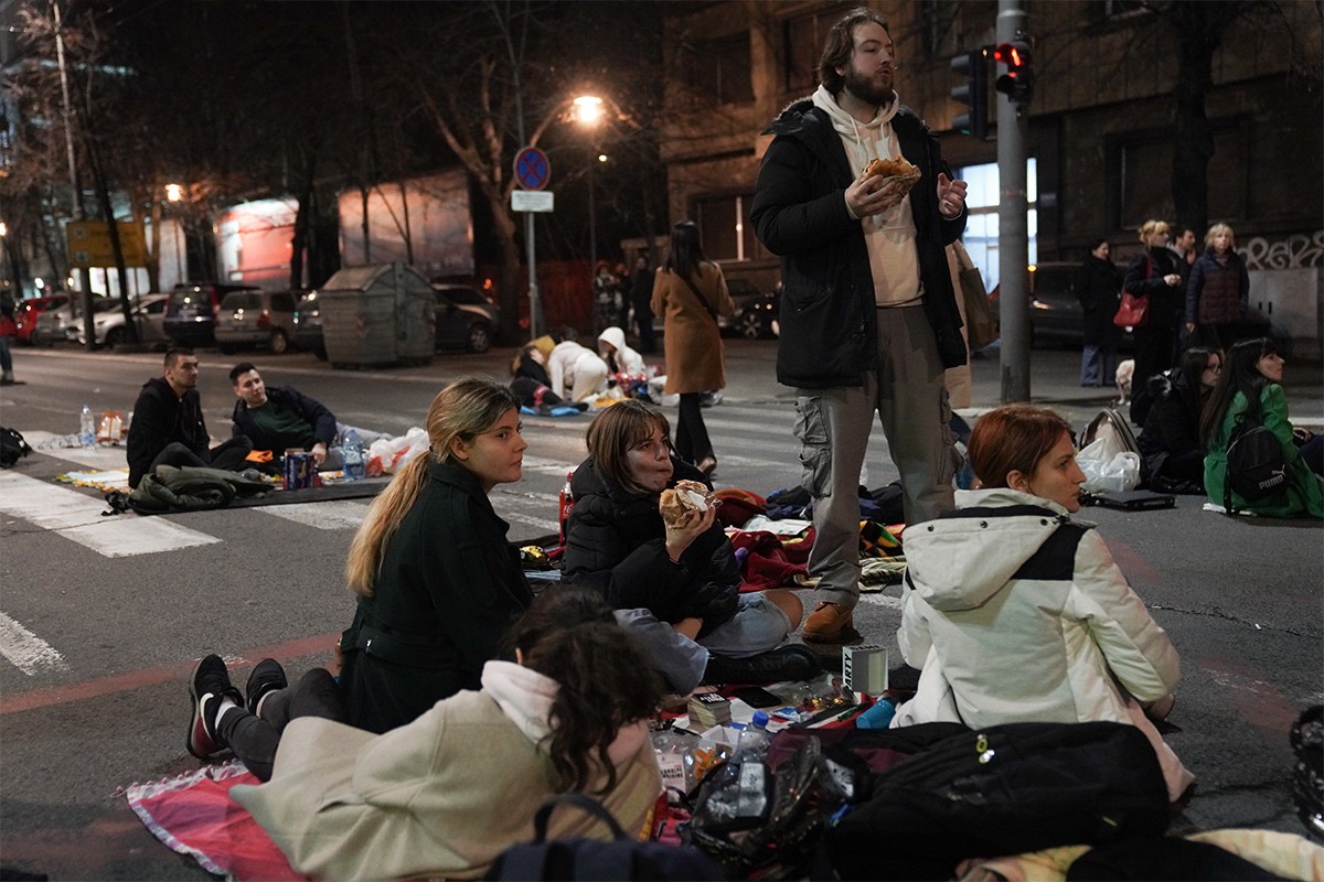 Novi protest u Beogradu: Studenti na ulici dočekali noć, ne planiraju otići