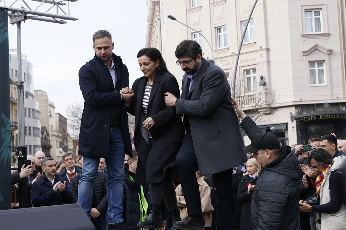 Završen protest: Marinika Tepić poslije obraćanja odvedena u bolnicu