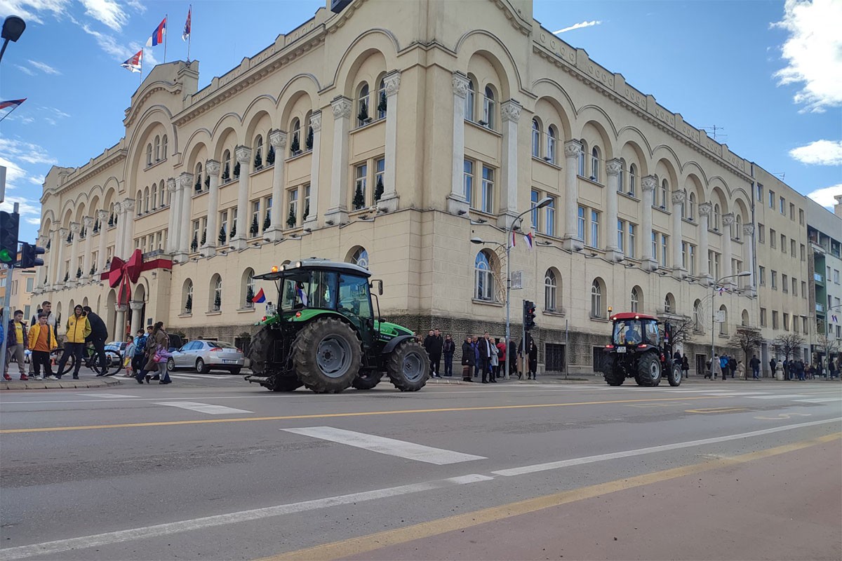 Poljoprivrednici na traktorima u centru Banjaluke tražili podsticaje
