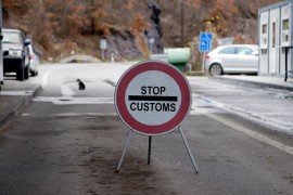 Prvi automobil bez stikera s oznakom "RKS" prošao prelaz Jarinje