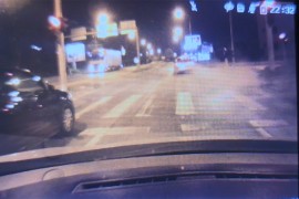 Opasna vožnja u Banjaluci: Punom brzinom projurio kroz crveno svjetlo ...