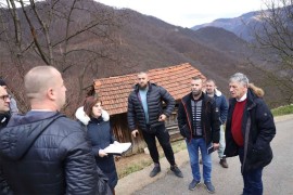 Porodicama u Ljubetovu koje su najteže pogođene zemljotresom po 1.000 ...