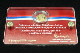 Dodik darivao zlatnikom 25 beba rođenih na 9. januar