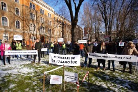 Protest ispred Vlade KS: "Ministar i Uk, daju samo šuk" (VIDEO)