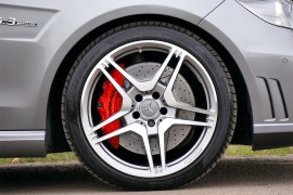 Vulkanizeri bušili gume na skupim automobilima da bi ih onda oni krpili
