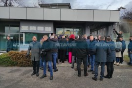 Građani se okupljaju pred Sudom BiH gdje treba da počne ročište ...