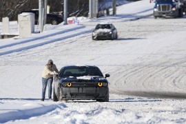 Snježne oluje u Njemačkoj, stotine putnika zaglavljene u vozilima