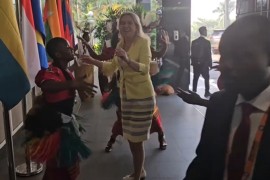 Cvijanovićeva zaplesala u Ugandi (VIDEO)