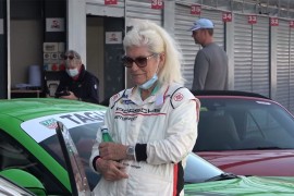 Super-baka (83) i dalje juri stazom u Porscheu i Lamborghiniju (VIDEO)
