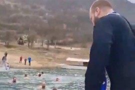 Sveštenik u mantiji skočio u vodu (VIDEO)