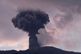 Erupcuija tri vulkana u Indoneziji