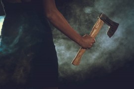 Pijani muškarac upao u dvorište žene, a ona ga udarila sjekirom