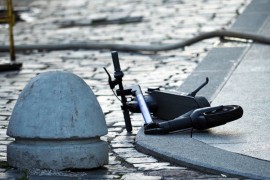 Muškarac zadobio teške tjelesne povrede nakon pada sa romobila