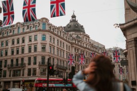 Vodi li Britanija rat na tri fronta