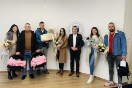 Prvorođenim bebama u Foči darovani zlatnici