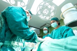 Poznatog estetskog hirurga optužuju da je unakazio tri djevojke